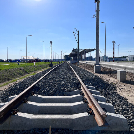 Budowa linii kolejowej z Rzeszowa na lotnisko w Jasionce [sierpień 2023] - fot 21